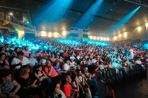Sala de teatro llena de público durante un espectáculo